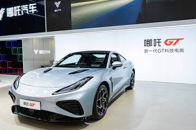 重庆102哪吒汽车在智能汽车领域的表现，领途汽车在新能源汽车市场中的影响力